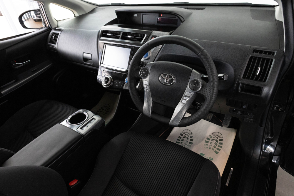 Toyota Prius Alpha, 2016 год