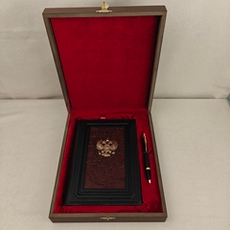 Набор "Ежедневник "Герб РФ" (триколор) из натуральной кожи со съемной обложкой и ручкой"