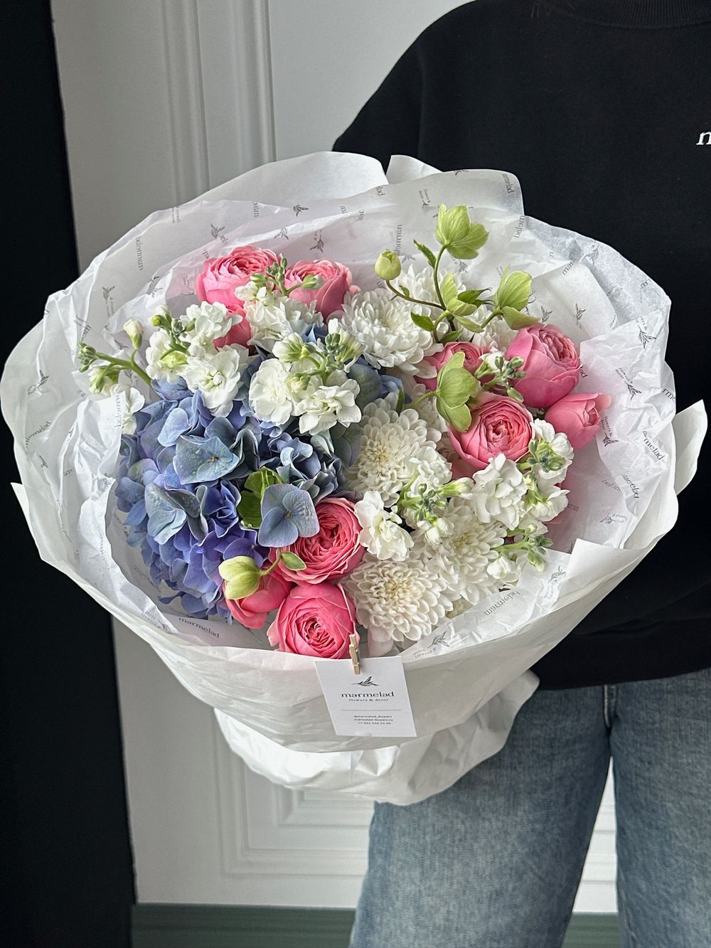 Букет сборный из гортензии, кустовых пионовидных роз, маттиолы и хелеборуса