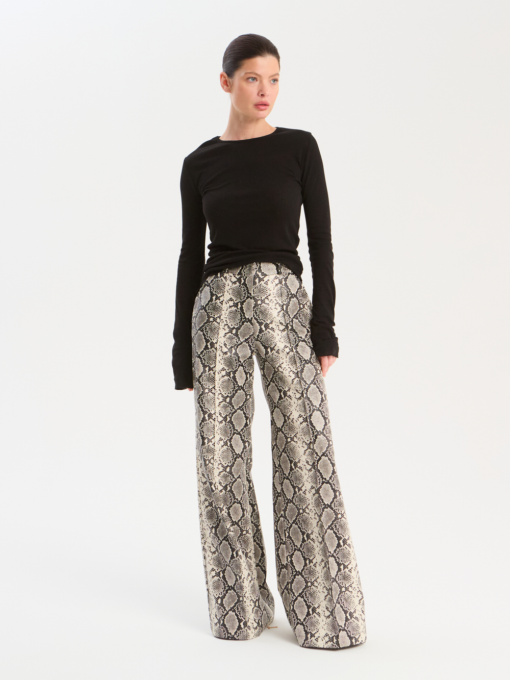 Брюки широкие в змеиновом принте из экокожи