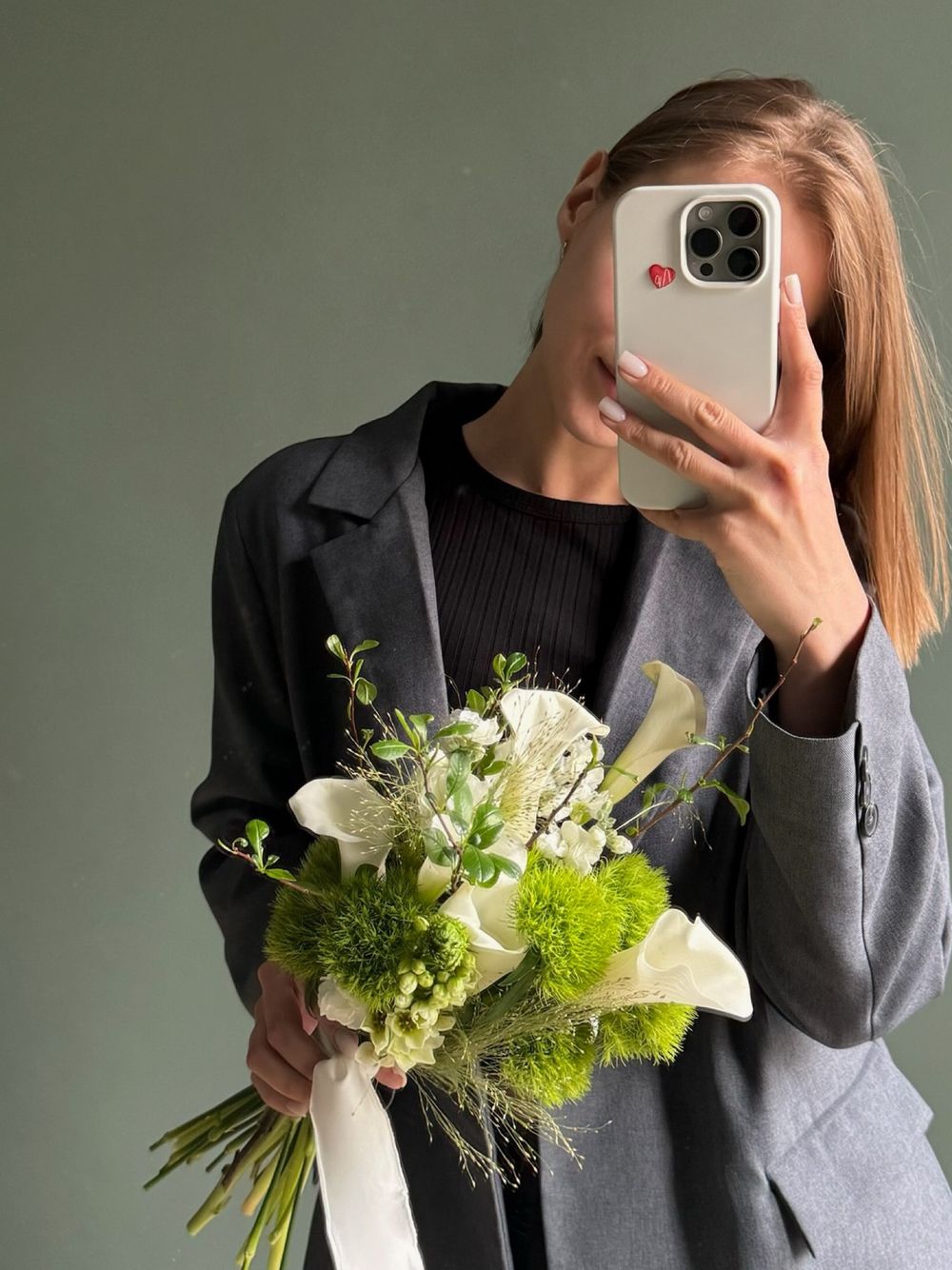 Свадебный букет из диантусов, орнитогалума, паникума, маттиолы и калл