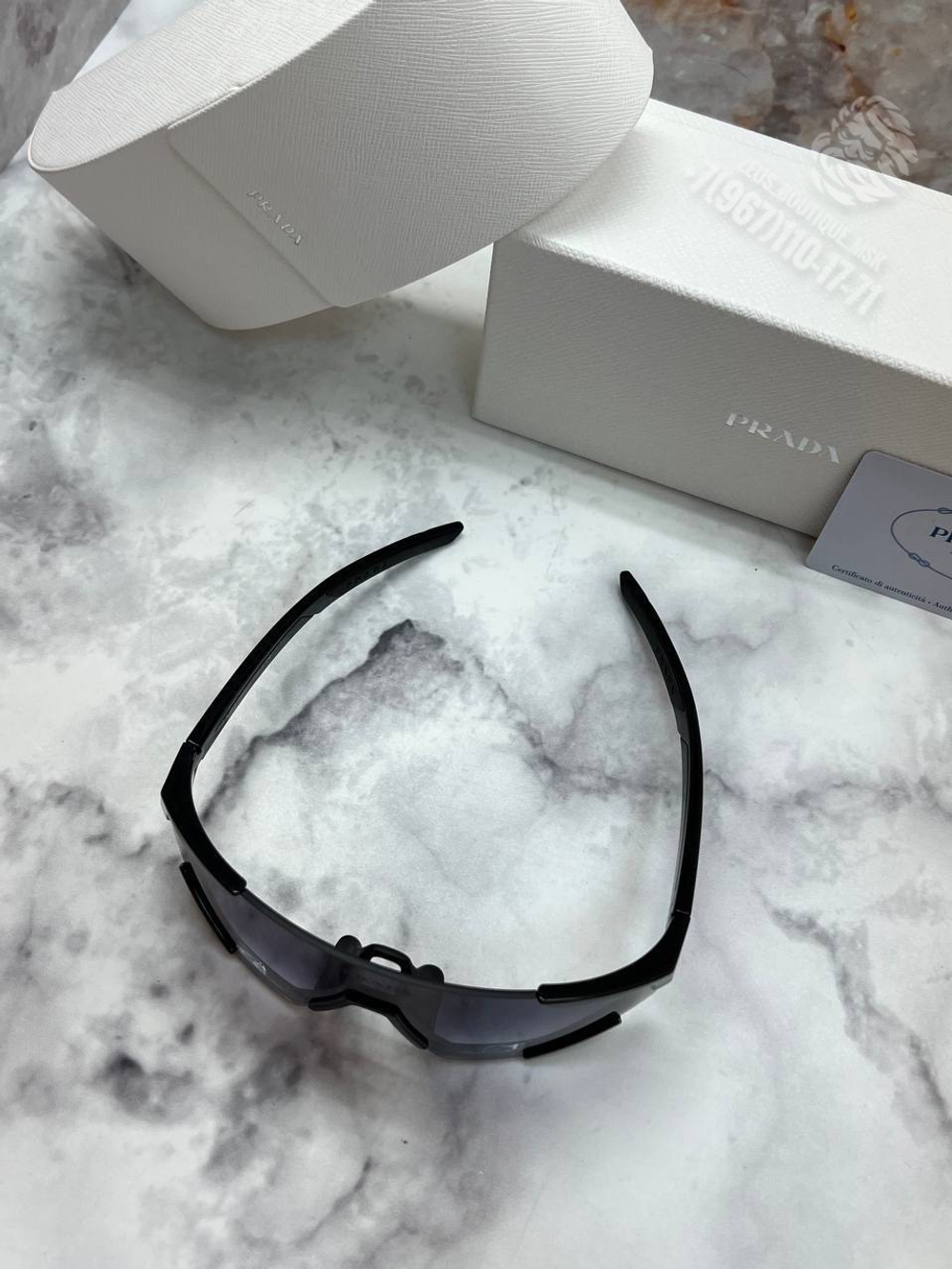 Солнечные очки Prada