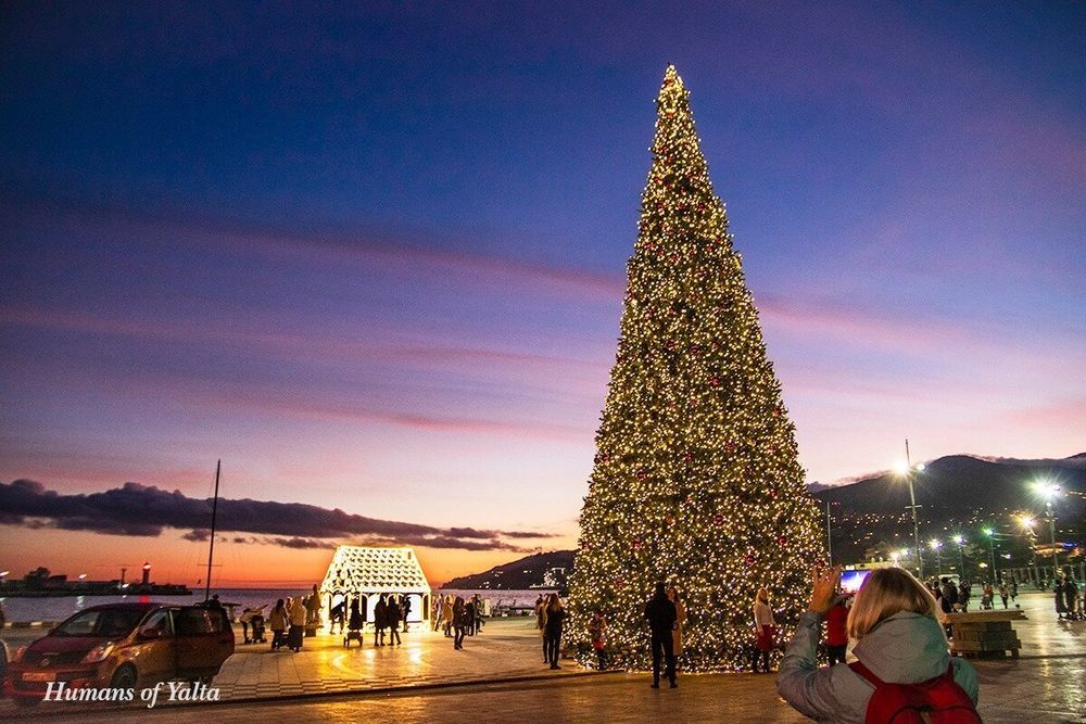 Светодинамическая елка каркасная - встроенная гирлянда: теплый свет - "Уральская" 18 м