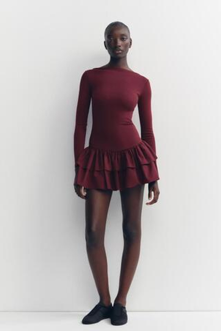 ZARA КОРОТКОЕ ПЛАТЬЕ С ВОЛАНАМИ, ЦВЕТ БУРГУНДСКОГО ВИНА
