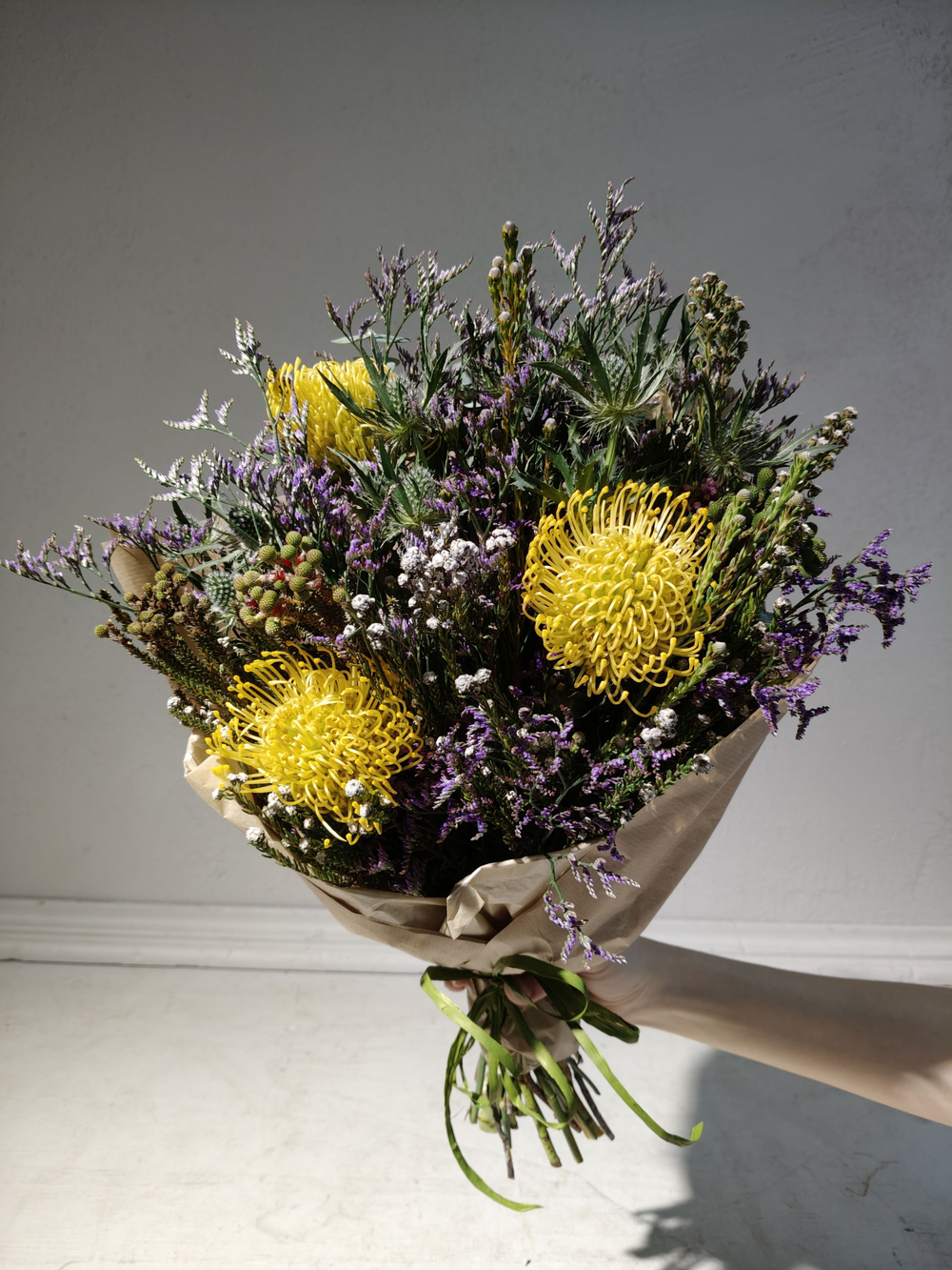 Летний солнечный букет с танацетумом и ароматными пионами Сара Бернард (С0034)