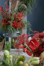 Композиция в бетонном кашпо красная