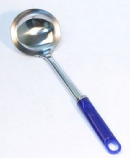 Половник кухонный с пластиковой ручкой .