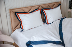 Постельное белье cемейное Сlaire&Caroll Jacqueline белое с темно-синим кантом