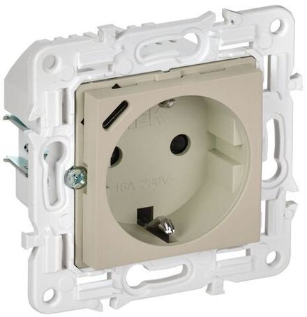 Розетка SKANDY 18Вт 16А с заземл. защ. шторки с USB C SK-R17B беж. IEK SK-R14-16-U14-018-K10