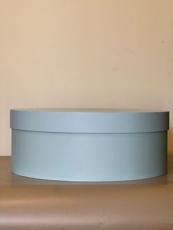 Короткая коробка 40 см Цвет;Светло изумрудный. В розницу 850 рублей.