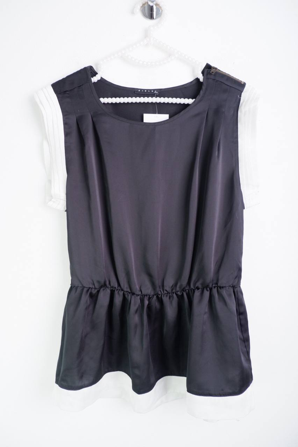 Топ Sisley с оборкой, маркировка М, визуально 46 размер