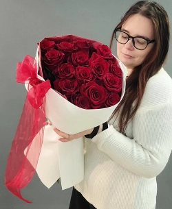 Букет из 15 красных роз в упаковке из фоамирана.