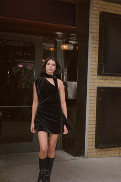 ZARA КОРОТКОЕ БАРХАТНОЕ ПЛАТЬЕ С ШАРФОМ, ЧЕРНЫЙ