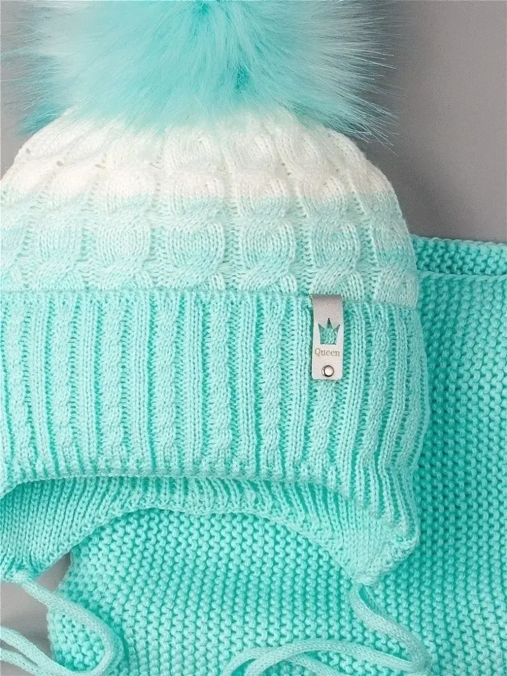 Шапка зимняя вязаная с помпоном и снуд для девочки