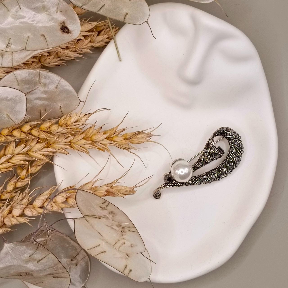 Брошь"Петля с жемчужиной и стразами"