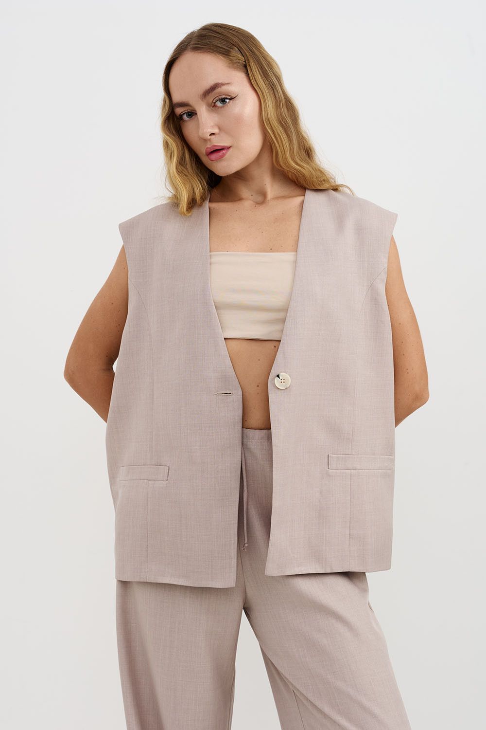 Жилетка свободная серо-бежевого цвета