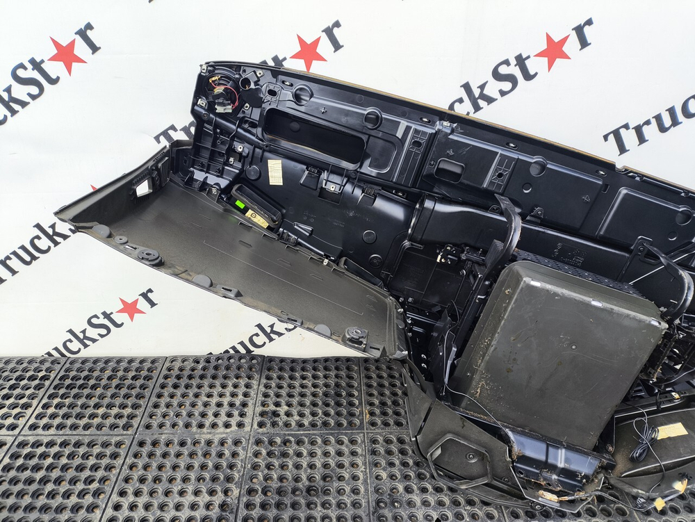 Торпедо салона кабины в сборе