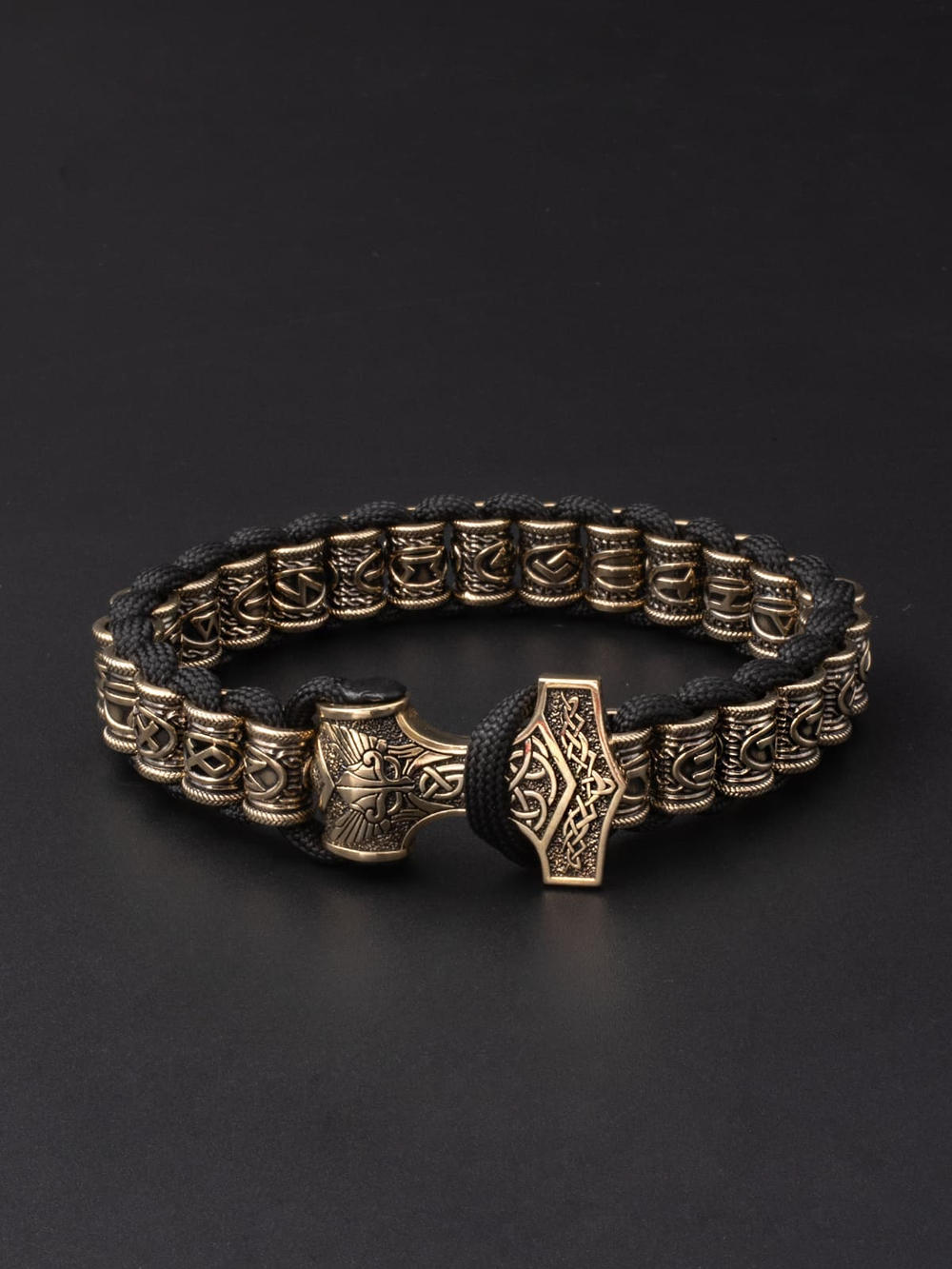 Изображение браслета в скандинавской тематике на черном фоне