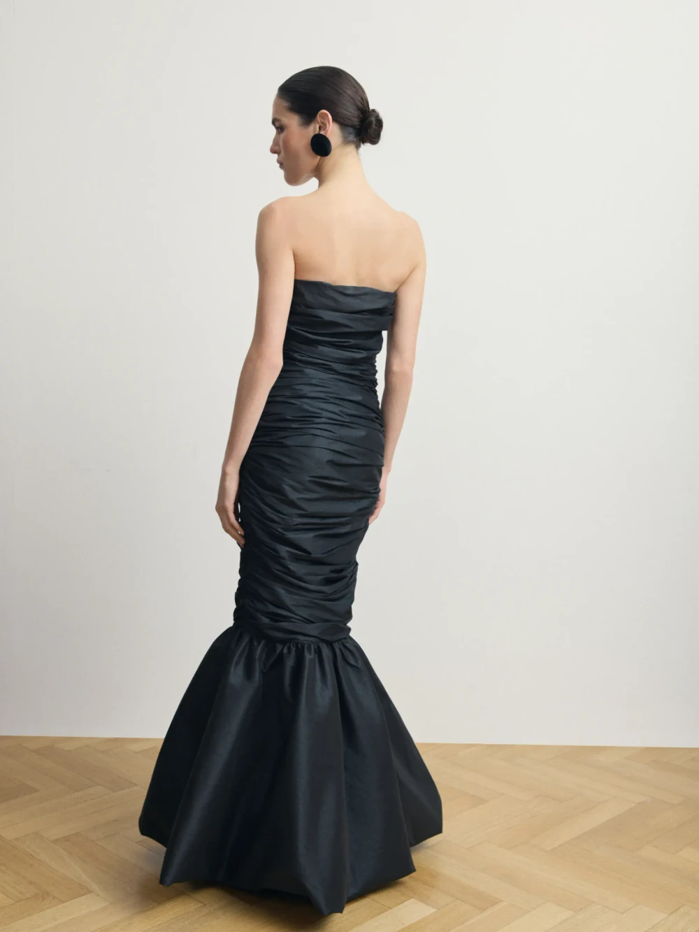 Черное платье-макси из тафты с драпировкой 