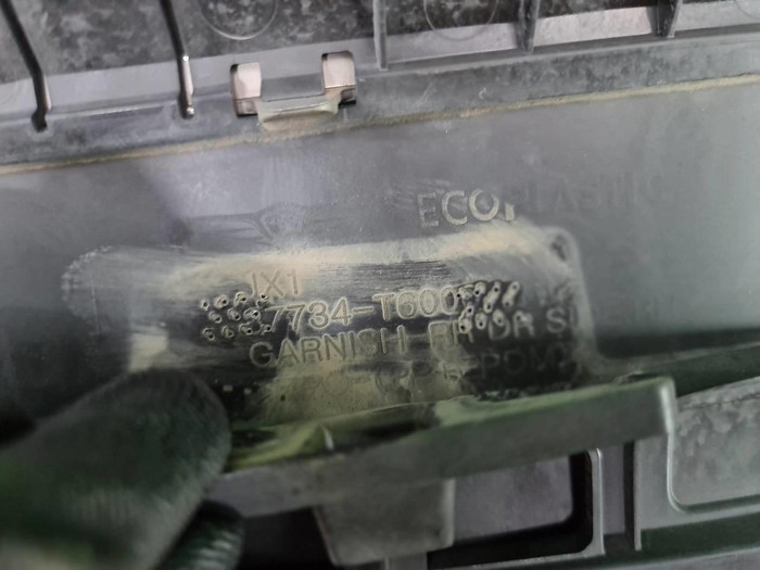 Накладка двери задняя правая Genesis GV80 (20-нв)