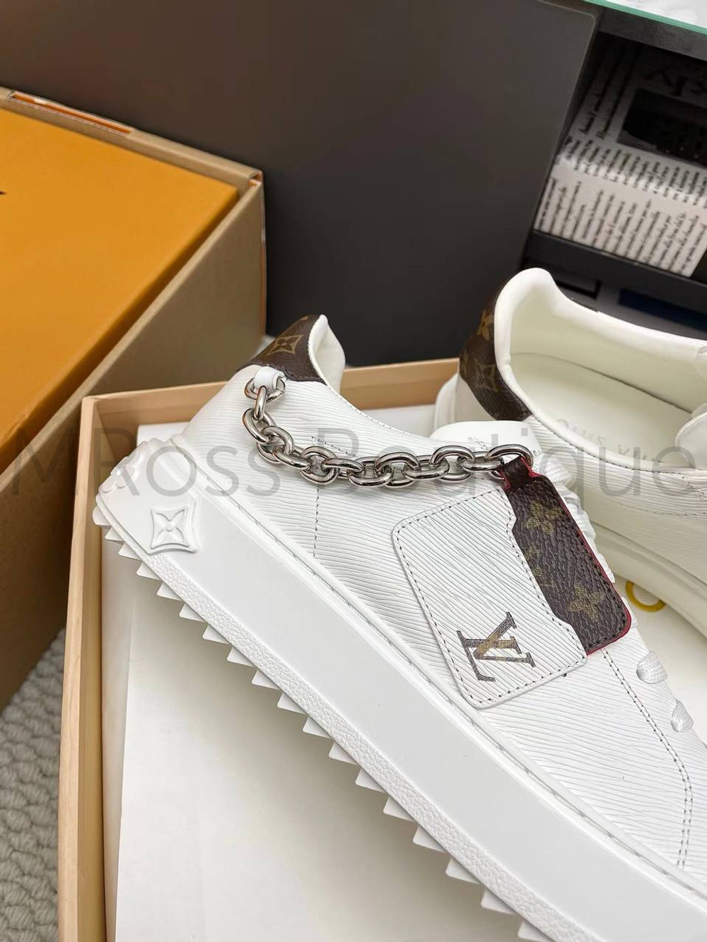 Женские кеды Louis Vuitton Time Out в белом цвете с цепью