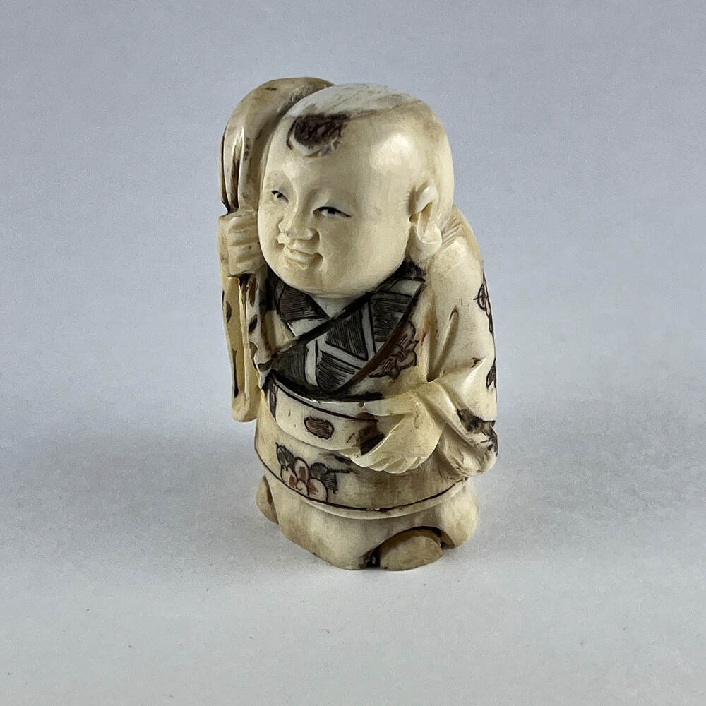 Статуэтка нэцкэ Ребенок Карако с мешком риса (богатство)
