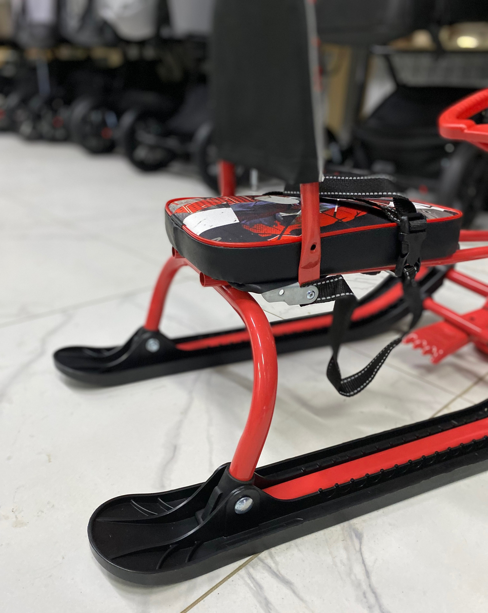 Снегокат «Twiny1+» Принт сиденья: экстрим (красный каркас) (арт. TW1+/Э)