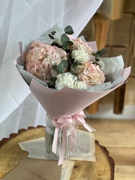 Букет из нежной гортензии и белоснежного диантуса и эвкалипта в элегантном оформлении