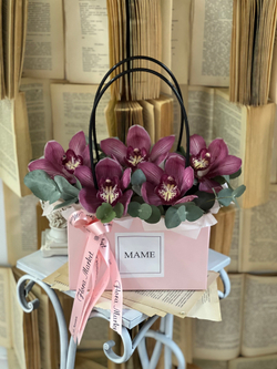 Композиция из орхидеи цимбидиум и эвкалипта в элегантном оформлении