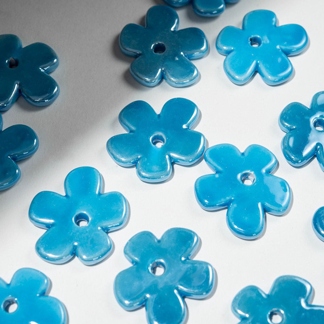 Бусина в форме цветка, 33*35,5мм, ярко-голубая, глазурированный фарфор