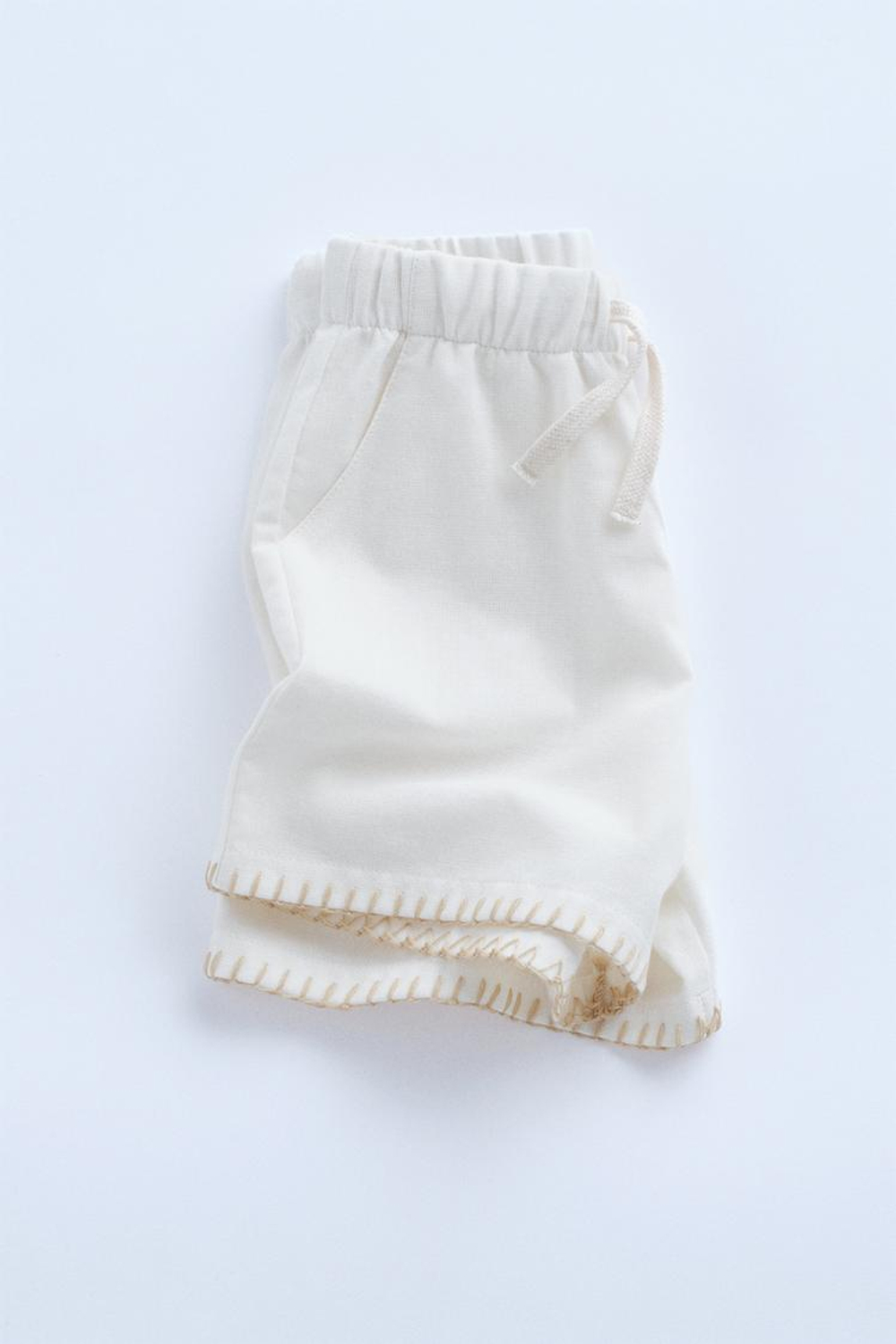 ZARA БЕРМУДЫ С ДЕКОРАТИВНОЙ СТРОЧКОЙ — TIMELESZ, ЭКРЮ