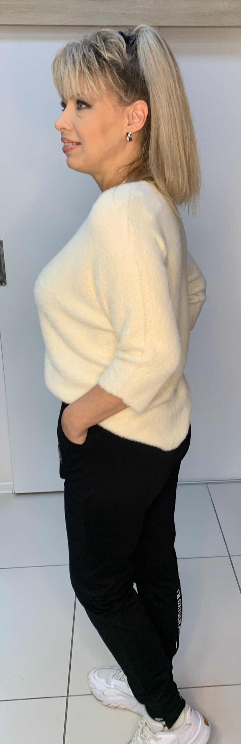 Черные узкие брюки на резинке с белым принтом