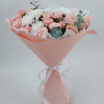 Бело-розовый букет с розами и хризантемами