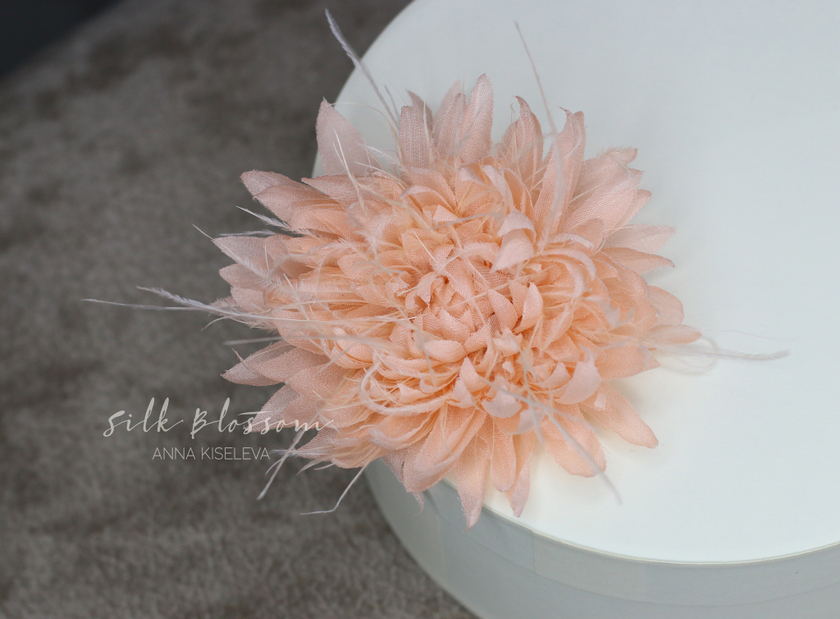 Брошь Хризантема с перьями