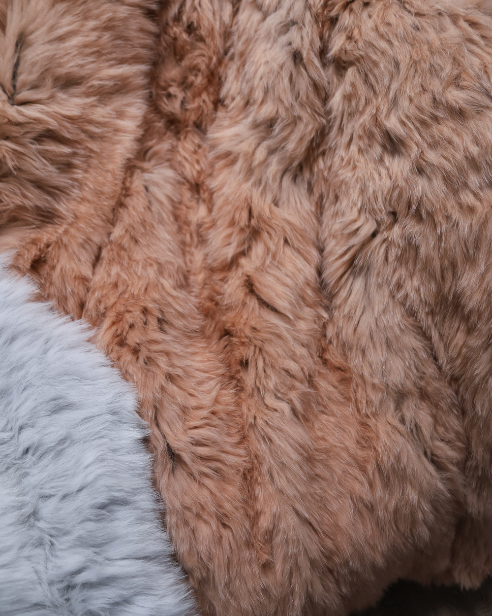 Вязаный плед из натурального меха песца 200*150 см (бежевый с "пепельными" кончиками)