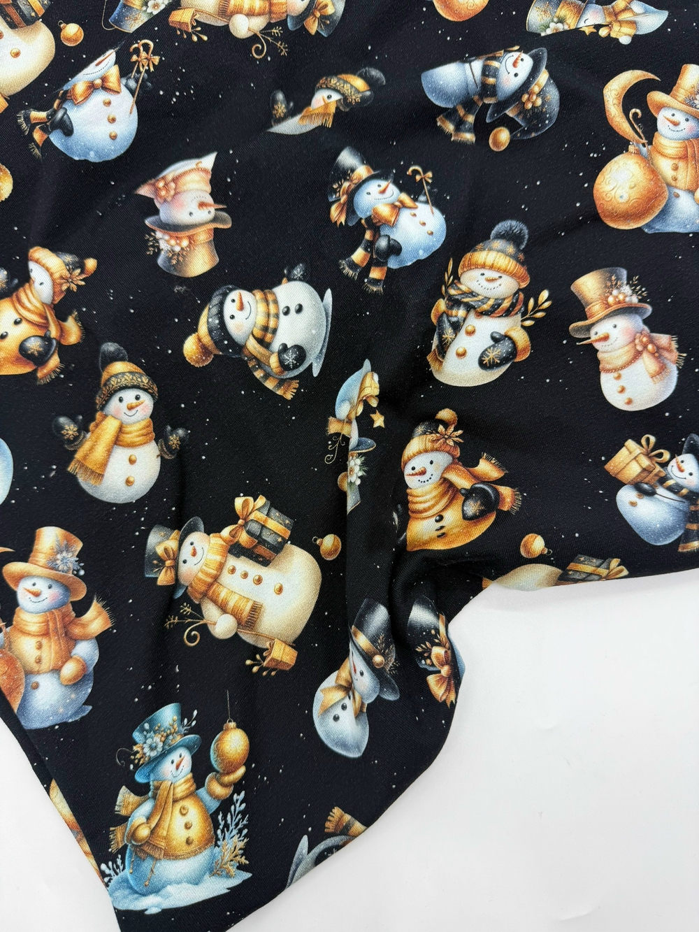 Снеговики в золотом