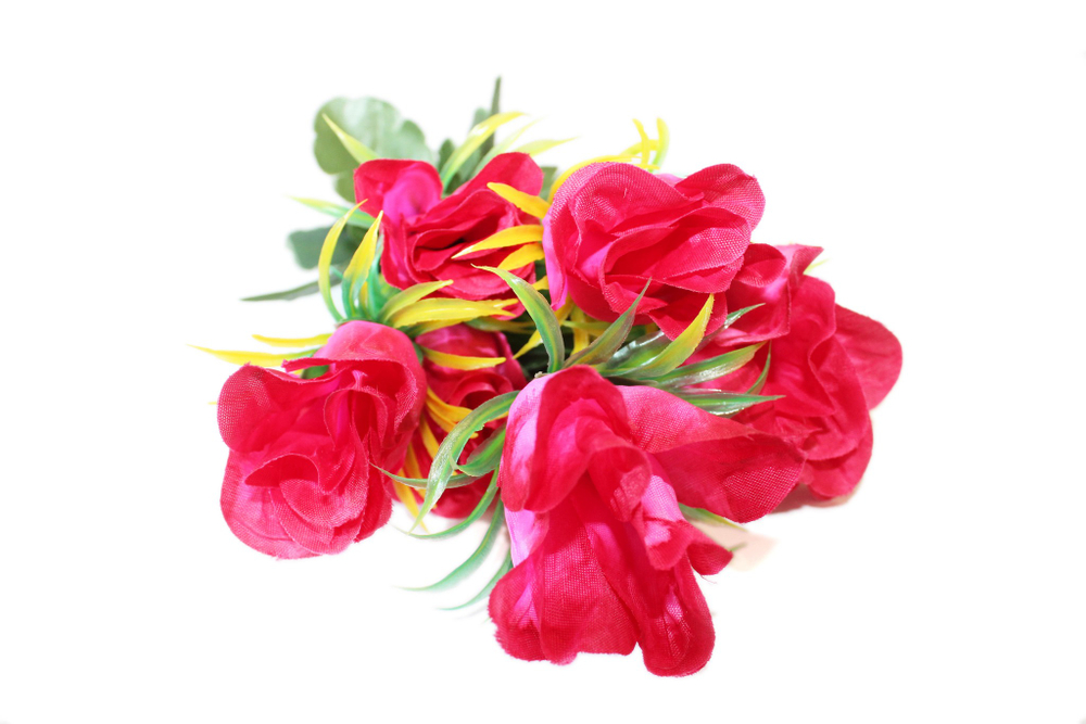 Букет бутонов роз с травкой