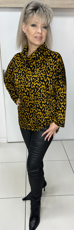 Туника черная с хомутом и горчичным принтом