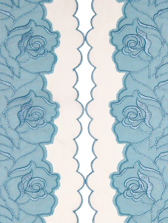 05-153 Вышивка на неэл. сетке двухслойная 20 см, Розы, голубой (левая)