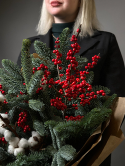 Хвоя в букете «Праздничный хвойник»