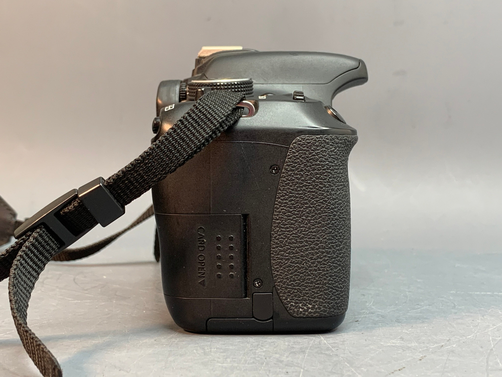Canon 600D kit 18-55mm 3.5-5.6 IS ll 13.000 кадров