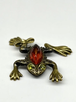 Бронзовая статуэтка на янтаре