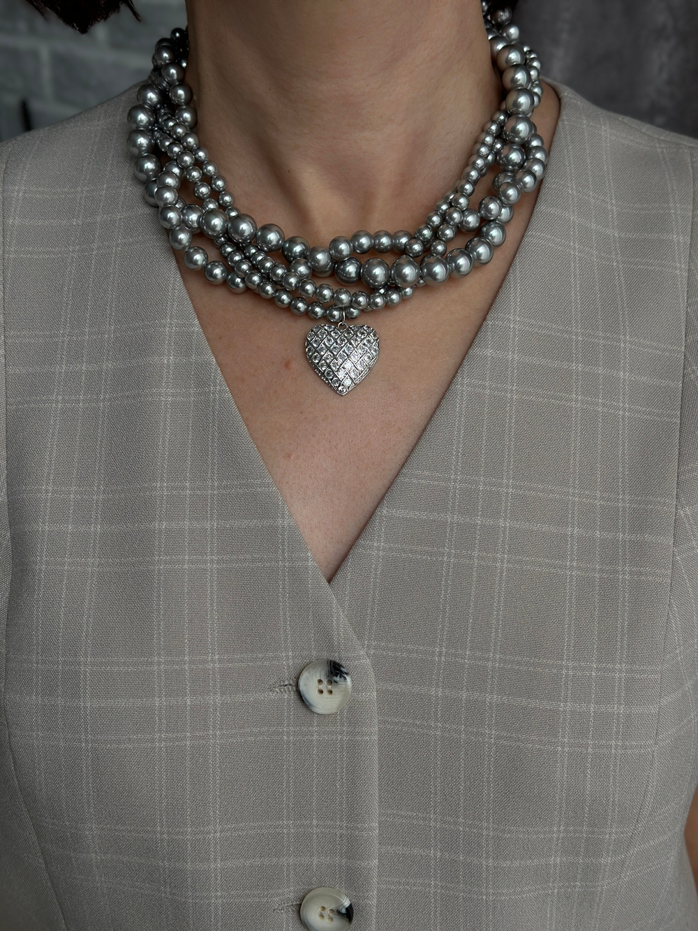Колье "Одри" переплетеные нити серого жемчуга Майорка с большим сердцем из цирконов, оттенок серебро