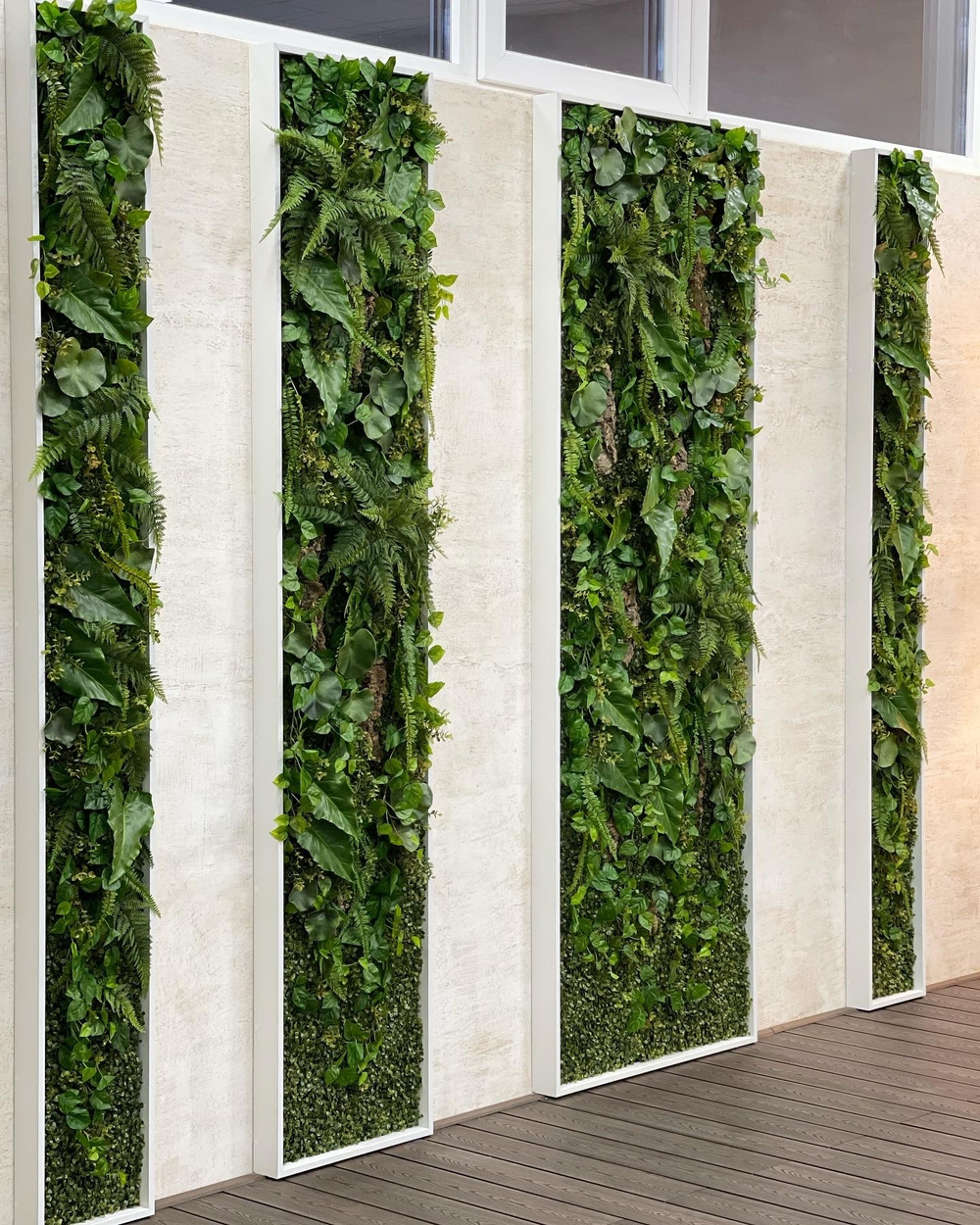 Вертикальное озеленение офисного пространства ботаническими копиями растений