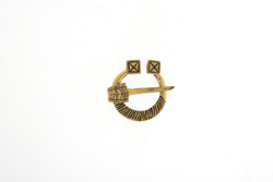 Фибула. Скандинавия, Русь 10-12 в.