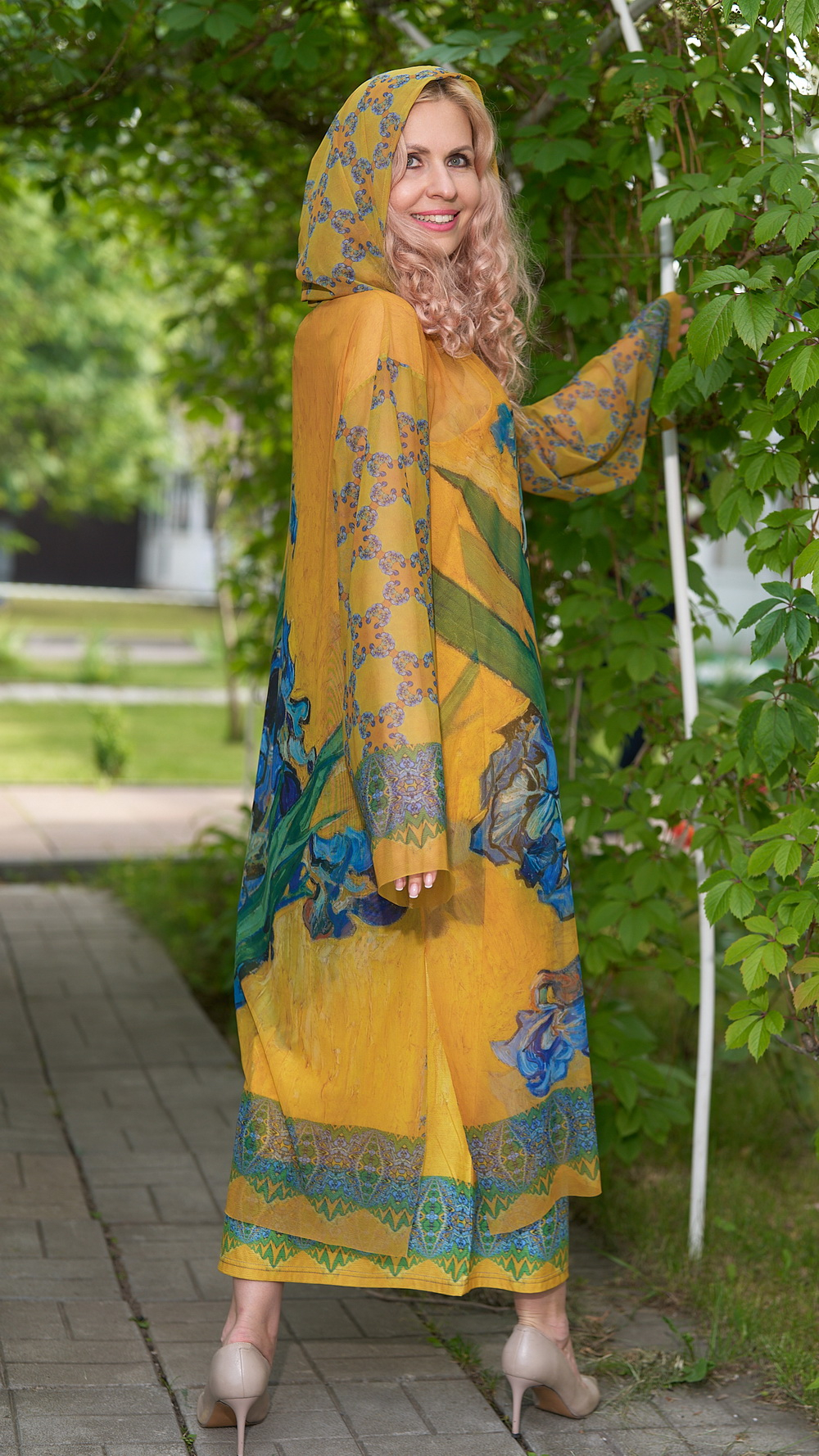 Полупрозрачное платье-туника с капюшоном «Ирисы», принт по мотивам картины Ван Гога "Ваза с ирисами на жёлтом фоне"