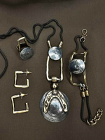 Кулон подкова на черной металлической сетке, черненое серебро и бронза