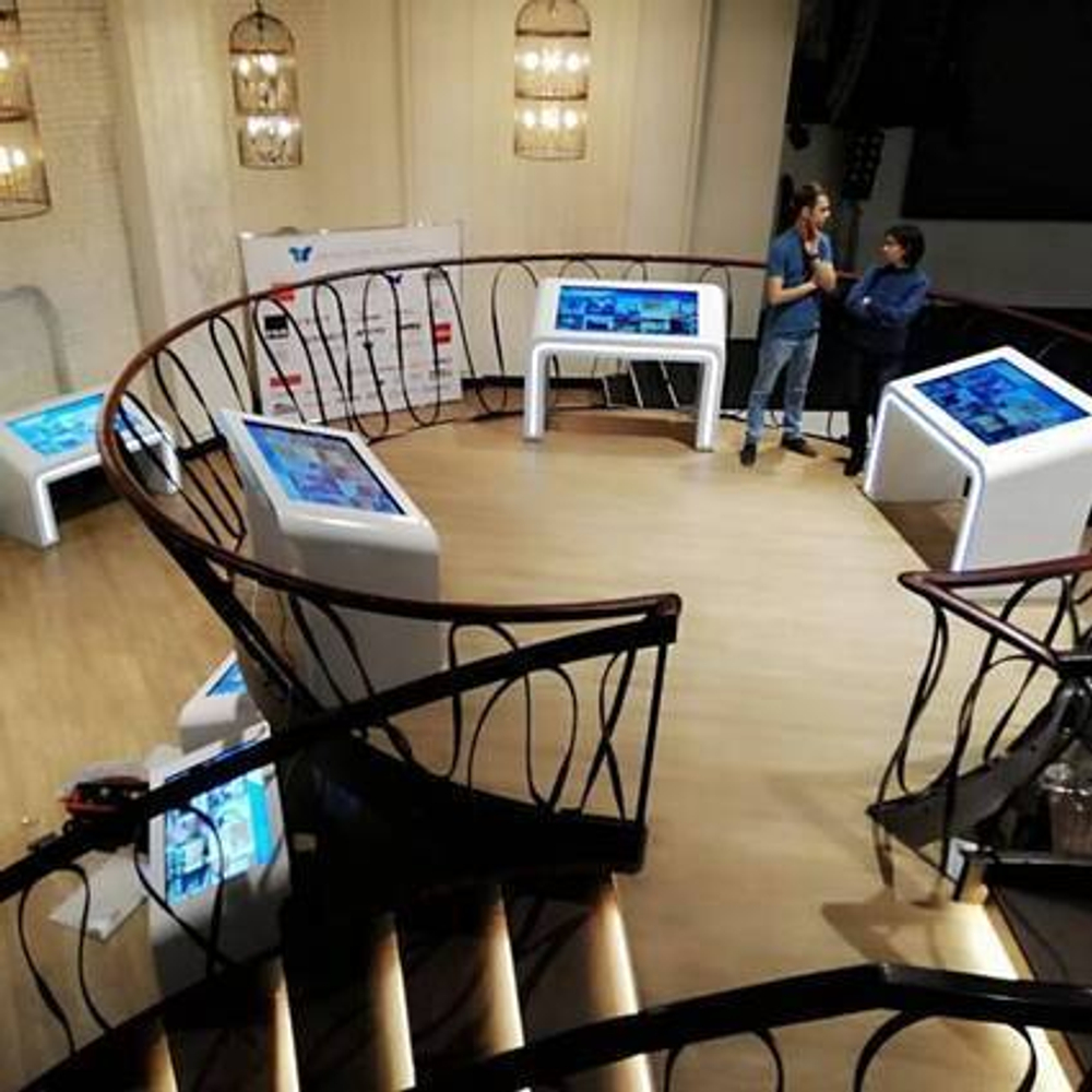 Интерактивный сенсорный стол BM Atom 32"