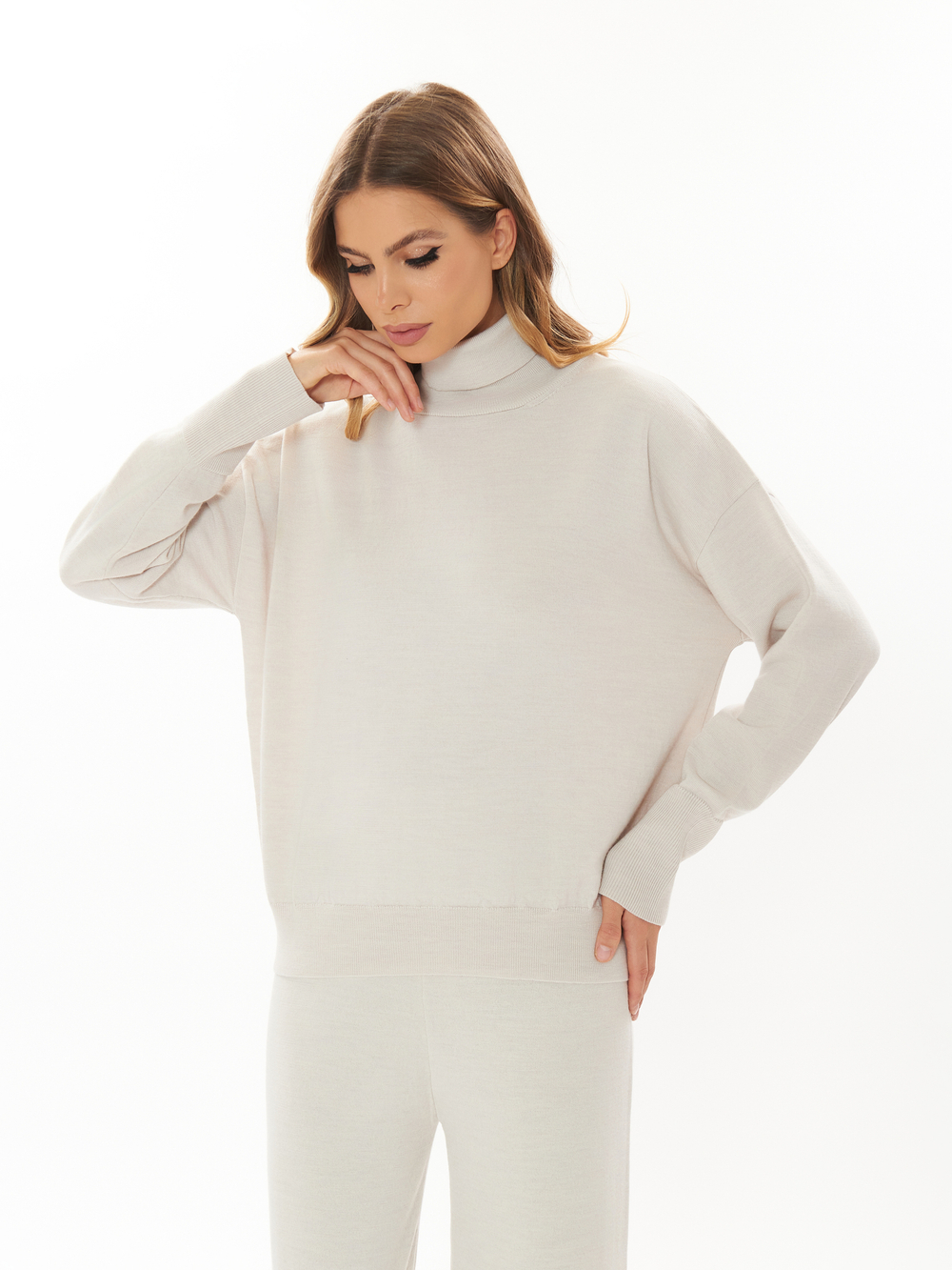 Женский костюм двойка из шерсти светлый