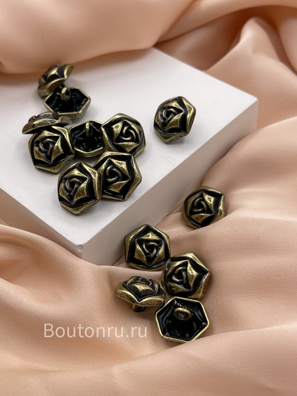 Пуговицы металлические бронзовые с чернением в форме "цветка розы"